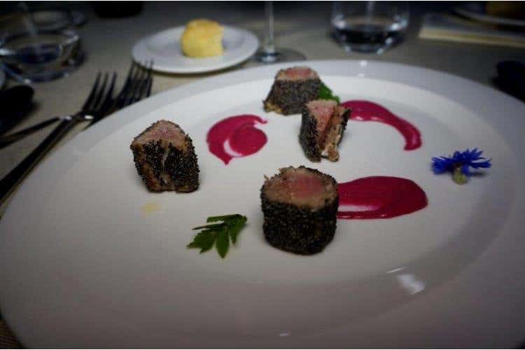 Carpa in crosta di semi di papavero, maionese cotta di patate e rape rosse, sedano d'acqua - Sandro Serva - La Trota